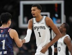 文班亚马复出秀(xiù)全能身手，马刺打爆广州龙獅(shī)