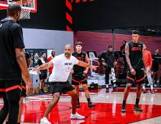 火箭训练氛围紧张！申京隔扣亚当斯，史密斯迎战两人暴扣