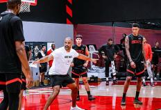 火箭训练赛场激(jī)烈對(duì)抗，申京隔扣亚当斯，小史密斯暴扣两人