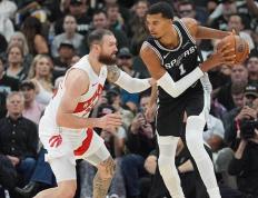 比尔·西矇(méng)斯认为圣安(ān)东尼奥马刺队与火箭队實(shí)力相当