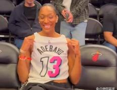 NBA情侣！威尔逊身穿男友球衣亮相(xiāng)热火(huǒ)主場(chǎng)，場(chǎng)边为阿(ā)德巴约助威