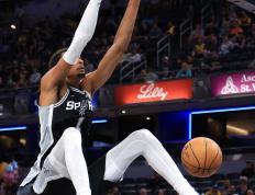 马刺续约达龙福克斯，注重长远布局