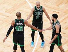 波士顿凯尔特人队中杰森·塔图姆向即将离队的艾尔·霍福德致敬