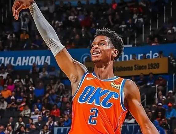 新赛季俄克拉(lā)荷(hé)馬(mǎ)雷霆队朝着冲击总冠军目标前(qián)进，年轻实力不断提升