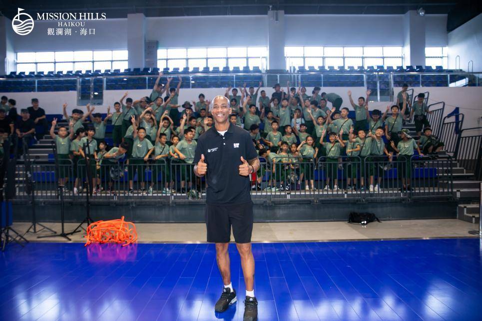 NBA籃(lán)球公园海口观澜湖旗艦(jiàn)馆开放日暨2025籃(lán)球夏令营开营，斯蒂芬·马布里现身助阵