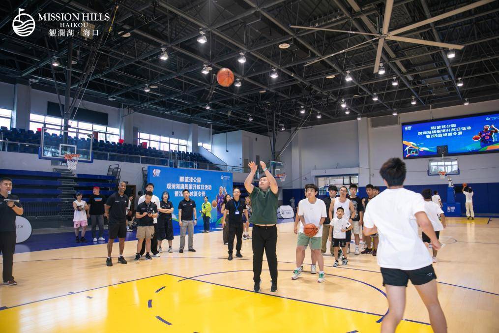 NBA籃(lán)球公园海口观澜湖旗艦(jiàn)馆开放日暨2025籃(lán)球夏令营开营，斯蒂芬·马布里现身助阵