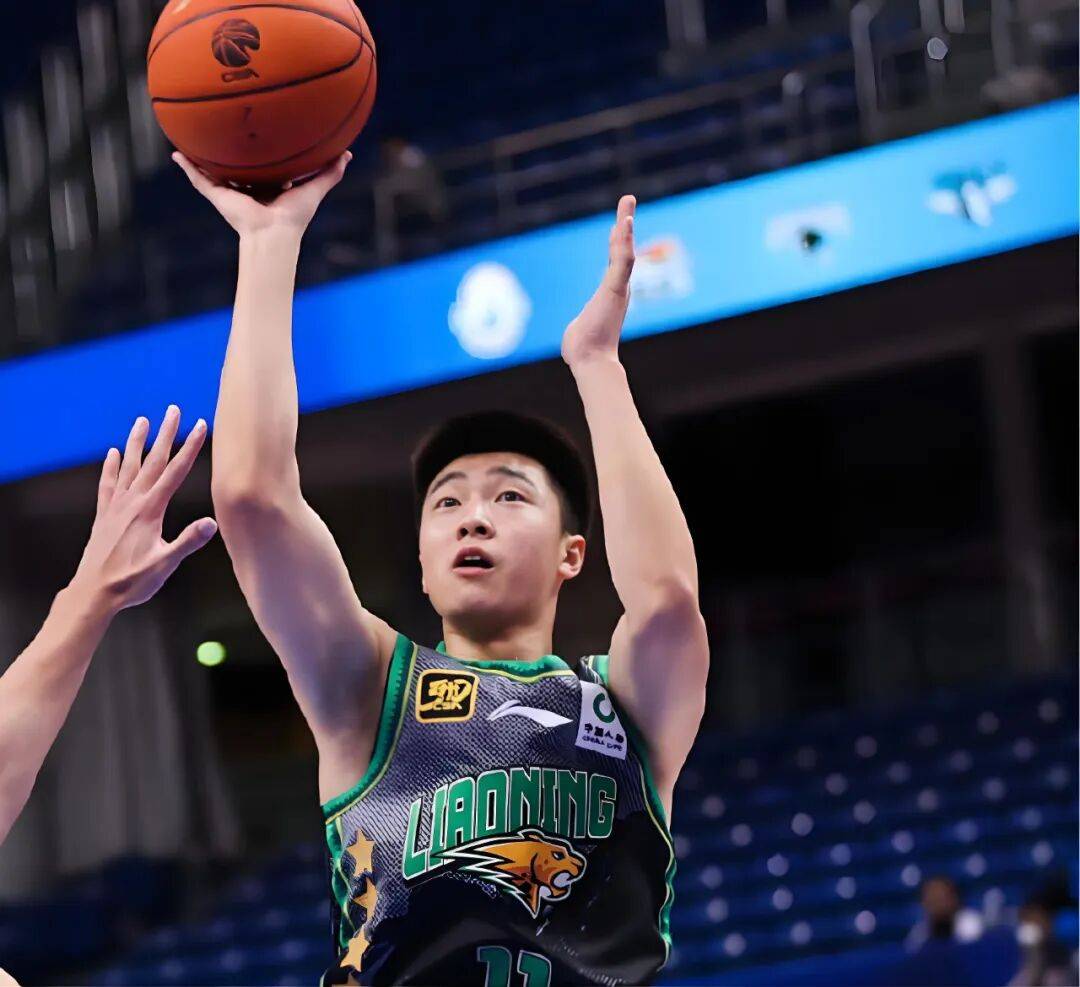 雪上加霜!杨鸣两位“手下”遭禁赛,辽篮奪(duó)冠功勋重返NBA