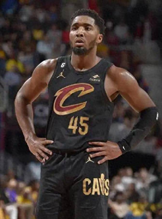 13顺位逆袭!多諾(nuò)万·米(mǐ)切尔成顶级分卫,与布克哈登比肩缺荣誉?