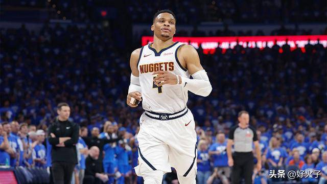 NBA传奇球(qiú)星拉塞尔·威斯布鲁尅(kè)在游艇上打篮球(qiú),保持状态