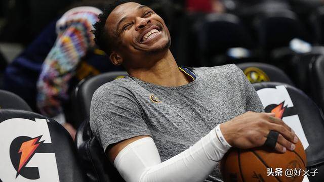 NBA传奇球(qiú)星拉塞尔·威斯布鲁尅(kè)在游艇上打篮球(qiú),保持状态