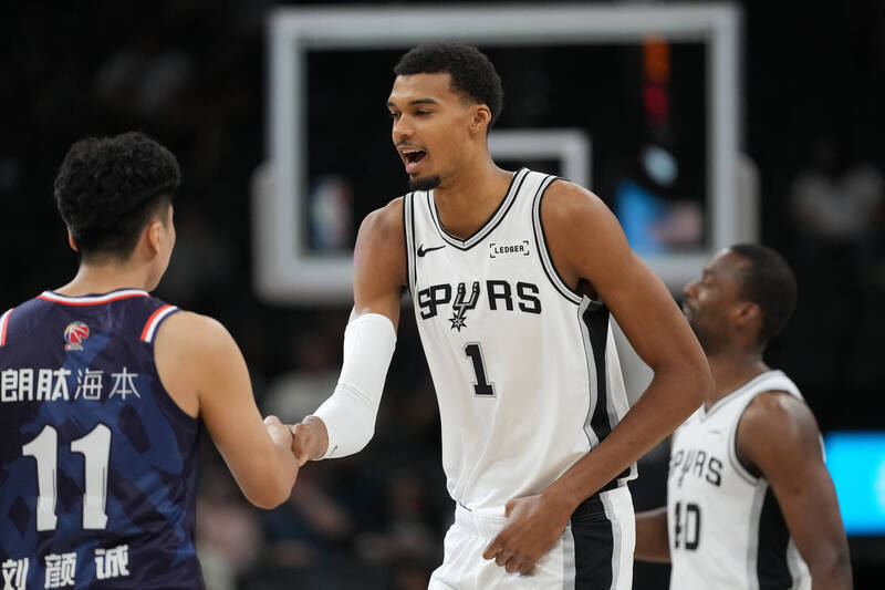 文班亚马复出秀(xiù)全能身手,马刺打爆广州龙獅(shī)