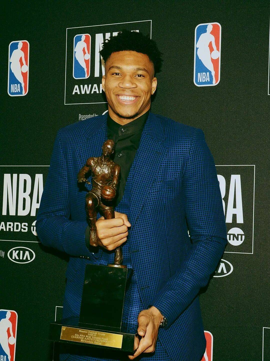 雄(xióng)鹿尼(ní)克斯曾討(tǎo)论字母哥交易!雄(xióng)鹿对字母哥也是够可以了!