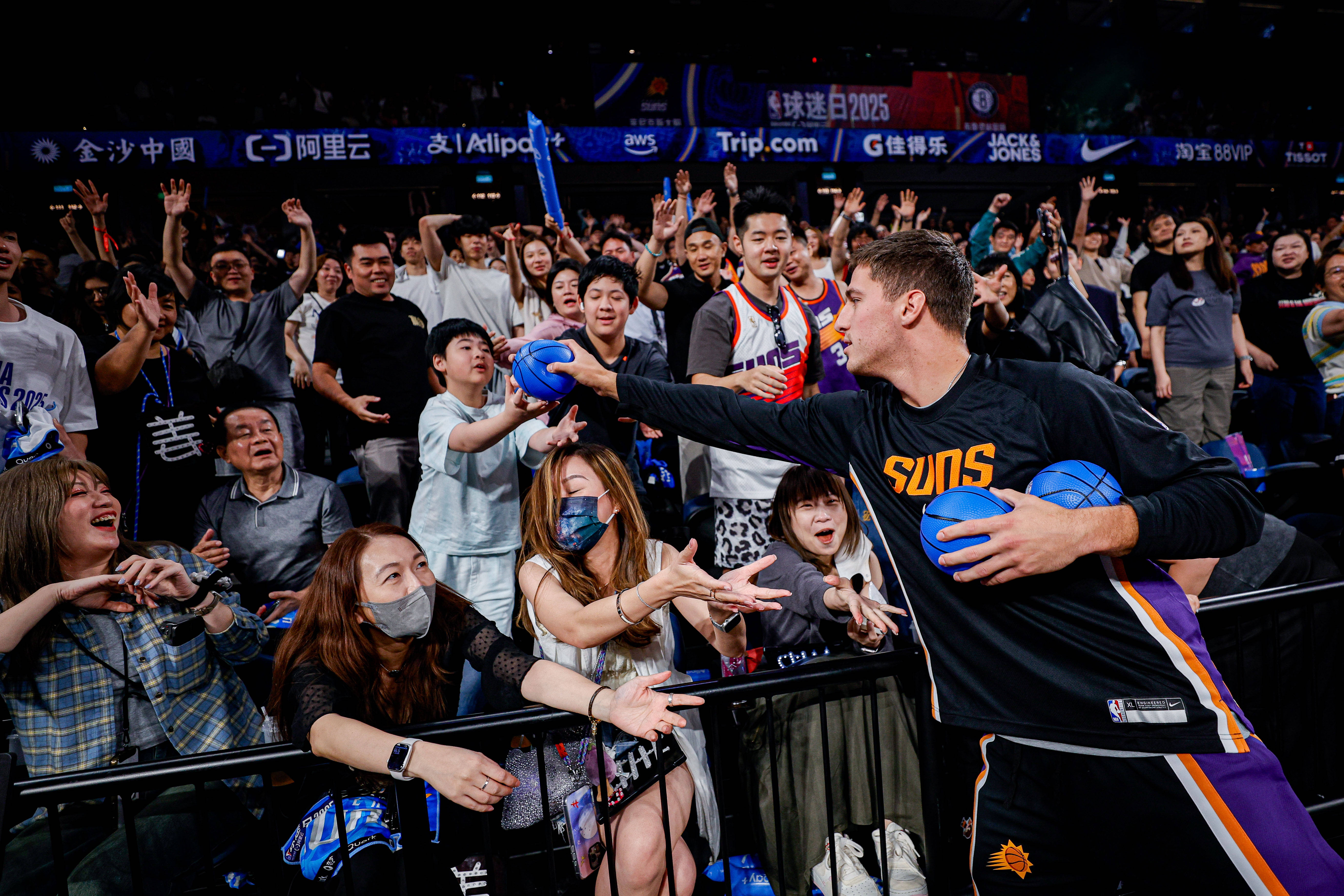 【向上穿越·无界登场】NBA中(zhōng)国官方市场合作伙伴JACK amp; JONES,賦(fù)能NBA中(zhōng)国赛2025