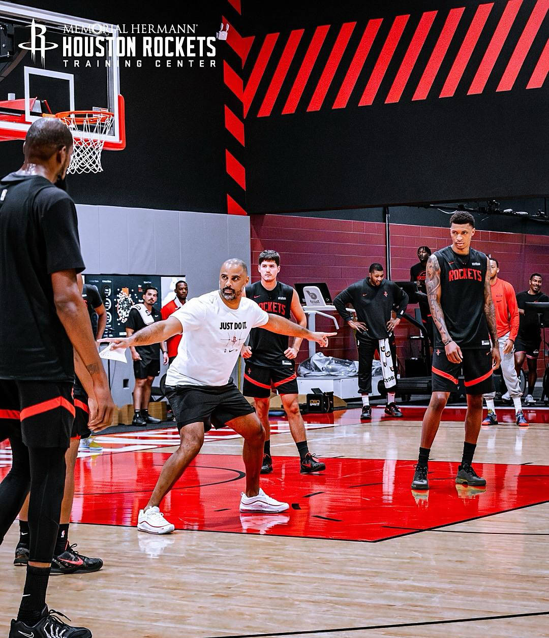 火箭训练氛围紧张!申京隔扣亚当斯,史密斯迎战两人暴扣