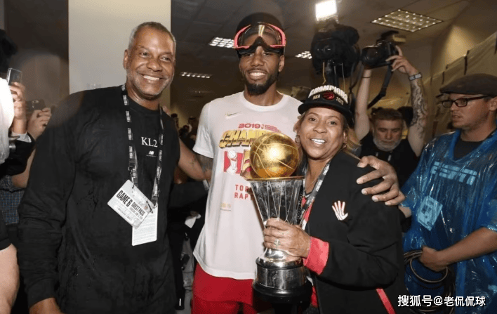 拒绝詹姆斯！NBA巨星人设崩塌，无理要求曝光，最受伤的(de)还是哈登