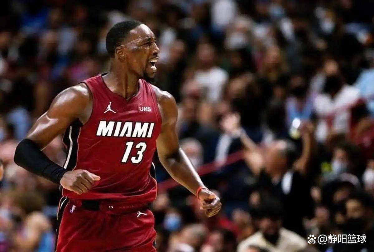 NBA情侣！威尔逊身穿男友球衣亮相(xiāng)热火(huǒ)主場(chǎng)，場(chǎng)边为阿(ā)德巴约助威