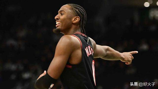 带傷(shāng)作战砍54分，76人队泰瑞斯·马克西惊艳表现更显不(bù)可思议